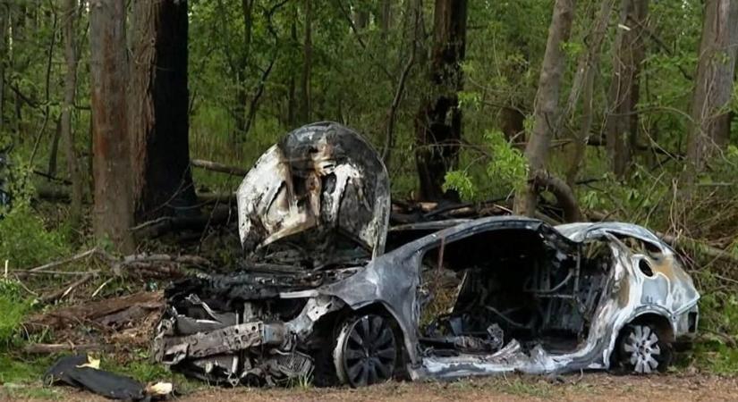 Szörnyű tragédia a Dunántúlon: már nem tudtak segíteni a kigyulladt autó sofőrjén - helyszíni fotók