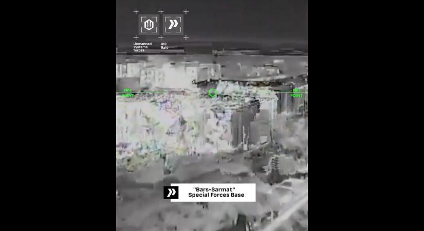Videón a látványos ellentámadás: porig bombázták az oroszok által elfoglalt drónüzemet az ukránok