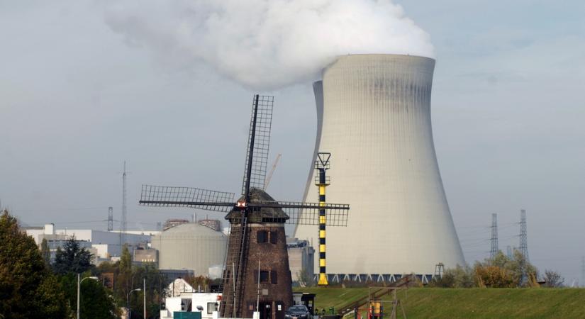 Napelemet prédikálnak, atomreaktort használnak