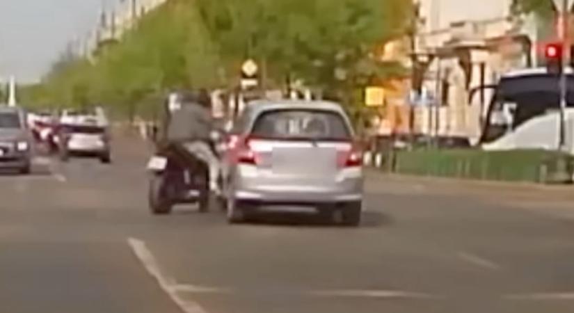 Videó: egy szabálytalan autóssal csattant egy motoros az Oktogonnál