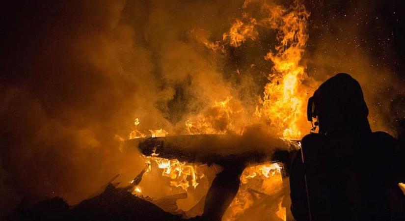 Lángol egy autó Hajdúböszörménynél