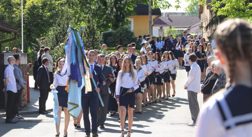 „Nem az út szüli a célt, hanem a cél teremti meg az utat” – Elballagtak a KSZC Ady Endre Technikum és Gimnázium végzősei