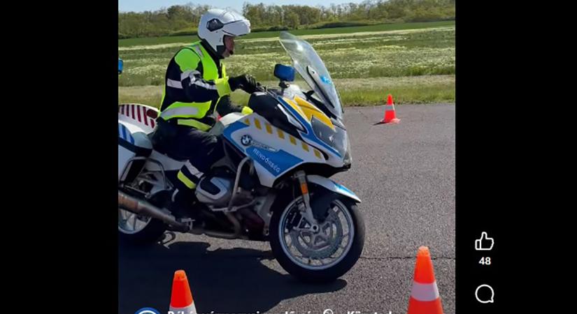 Éles helyzetekre gyakoroltak a motoros rendőrök a békéscsabai repülőtéren
