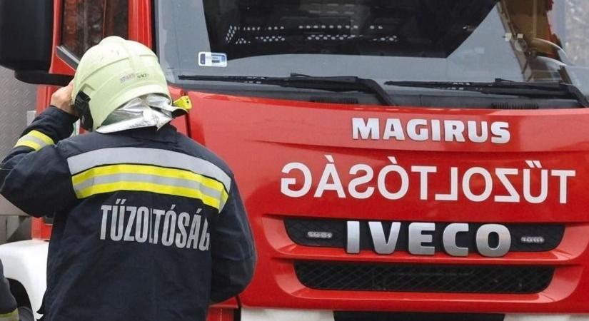 Villanyoszlopnak ütközött egy teherautó Bőcsön, mentők is a helyszínen!