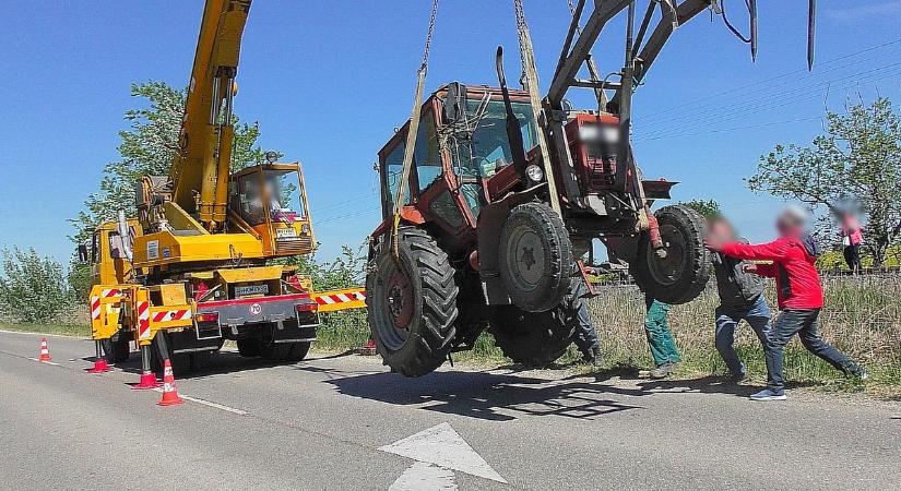 Daruval emelték ki az árokba borult traktort