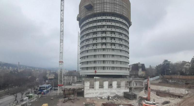 Betonharapó óriásgépek tüntetik el Budapest egyik legikonikusabb épületét