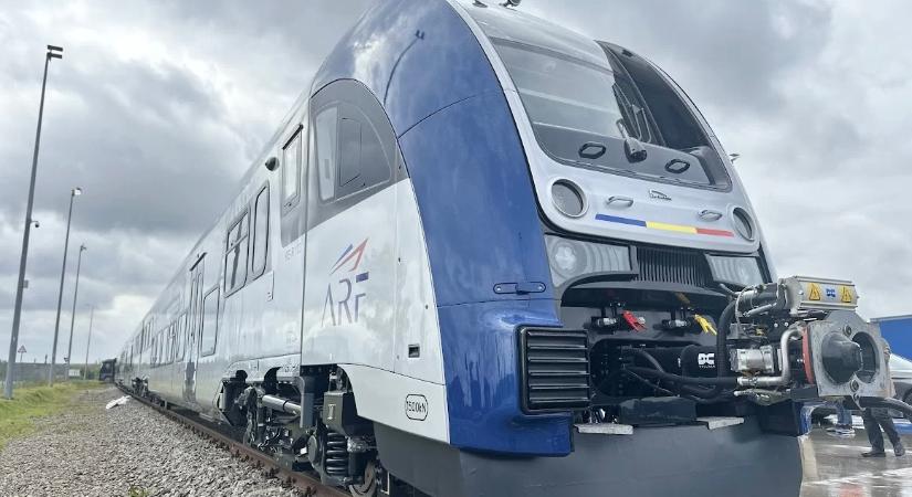 Huszonegy vadonatúj vonat vesztegel hónapok óta egy bukaresti pályaudvaron