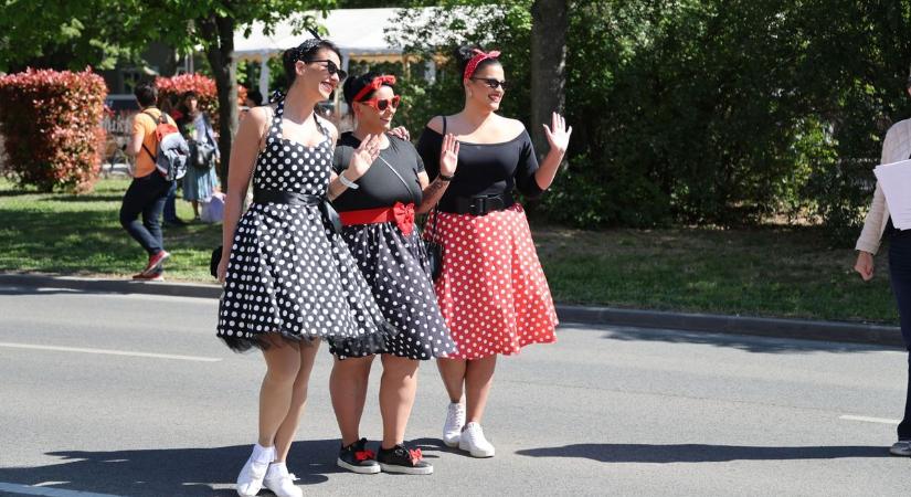Retró majális felvonulással, veterán autókkal, jelmezekkel (képgalériával)