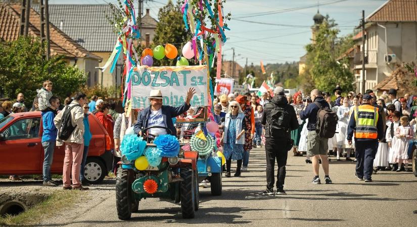 Retro hangulat, látványos felvonulás: ilyen a majális Felsőtárkányban