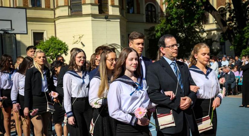 Ilyen ballagás még nem volt a Garay János Gimnáziumban (video)