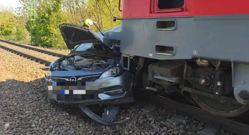 Megérkeztek a fotók a brutális vonatbalesetről, szinte felismerhetetlenné tört az autó