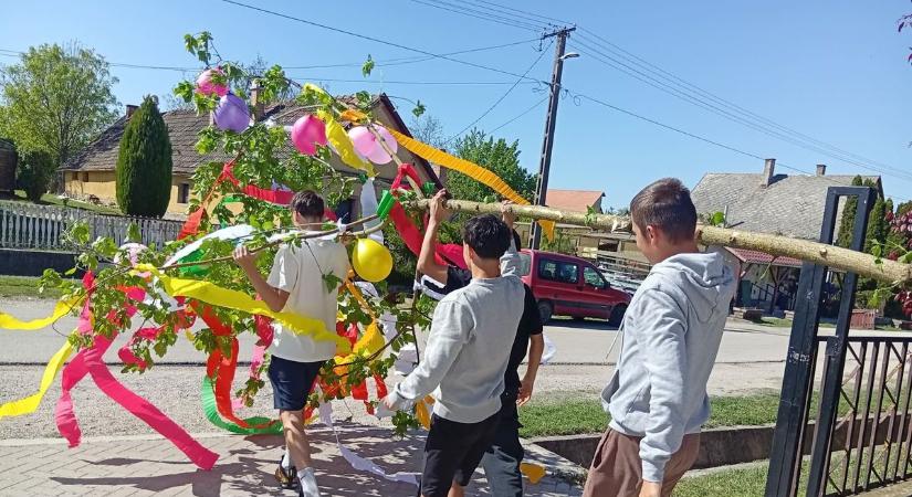 Romantikus hagyomány elevenedett meg Dégen