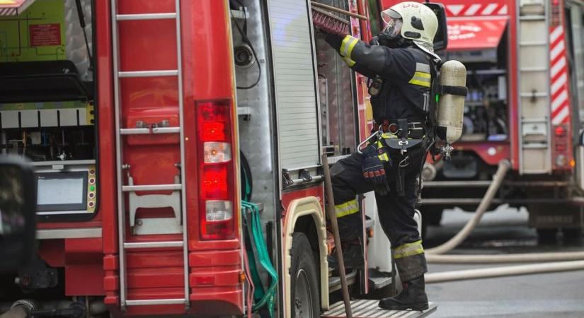 Hatalmas lángokkal égett szét egy autó az M35-ösön, lezárásra is szükség volt!