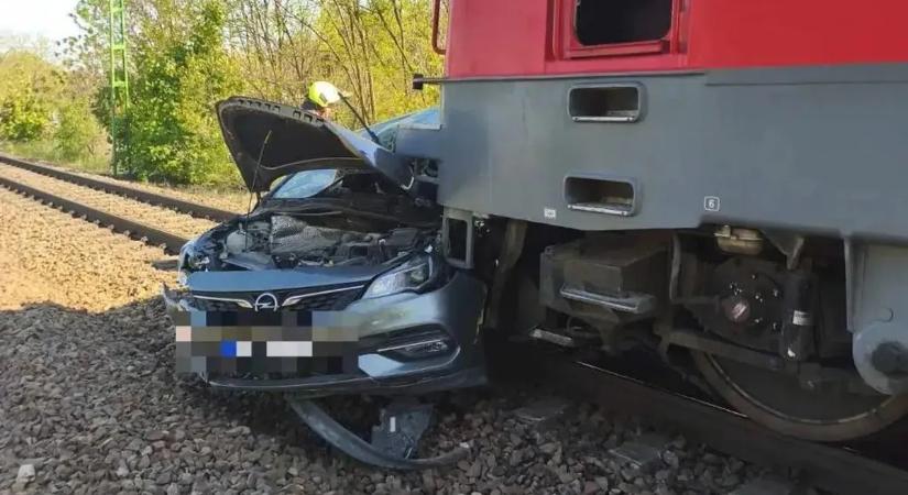 Sokkoló fotók érkeztek: felismerhetetlenné tört az autó a brutális vonatbalesetben