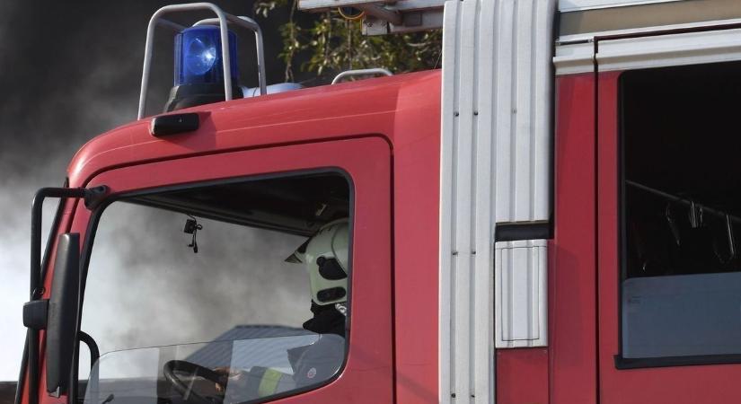 Nagy erőkkel vonultak a tűzoltók, lakóház és autók gyulladtak ki a hajdú-bihari településen