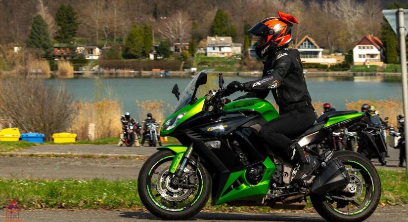 Menő csajok motoron: ezért rajonganak a somogyi és balatoni utakon is az Angyali Motorosokért