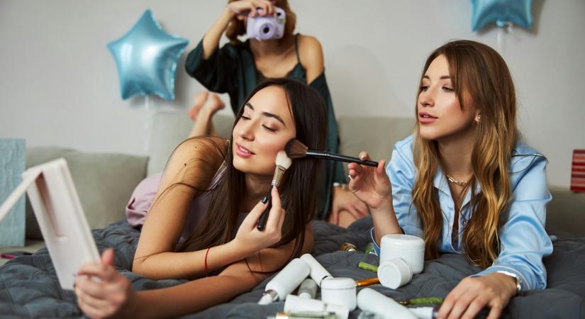 Viszlát por állagú sminkek: itt vannak a sokoldalú krémes textúrák
