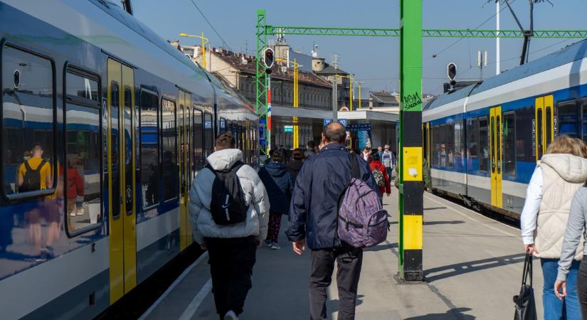Bíróság elé állt a mozdonyvezető, aki 12 óra késést okozott a Déli pályaudvarnál