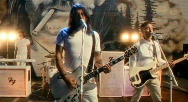 Lemmy falfestménye előtt zenél új klipes dalában a Foo Fighters: 'Spit Shine'
