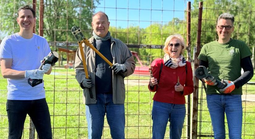 „Visszaadjuk a Balatont az embereknek” – Keszthely példát kíván mutatni, egy strand kerítésbontásával ünnepelt