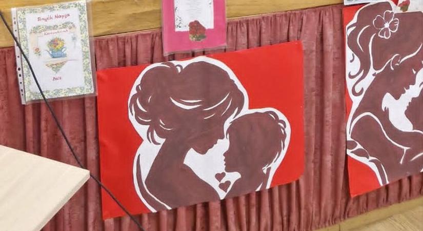 Anyák napi ünnepség a klubban (galéria)