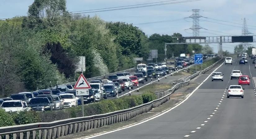 Megállt az élet az M7-esen, kilométeres dugó Fehérvár felé