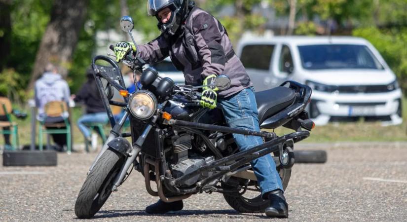 Brutális ütközés az Oktogonnál, fékezés nélkül szállt bele az autó a motorosba – videó