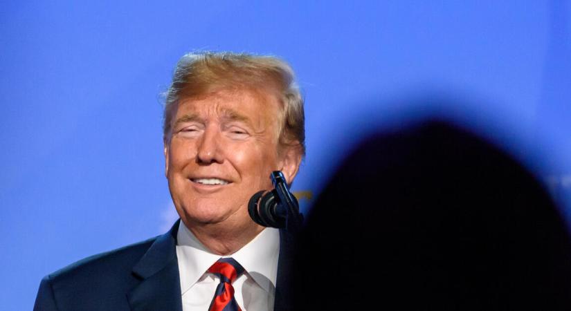 Szokatlan gesztust tett Trump