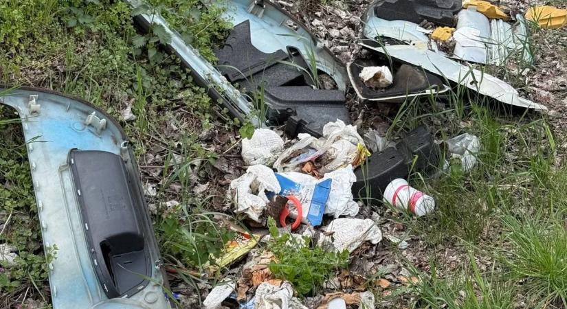 Brutális: 154 tonna szemét gyűlt össze az utak mellől!