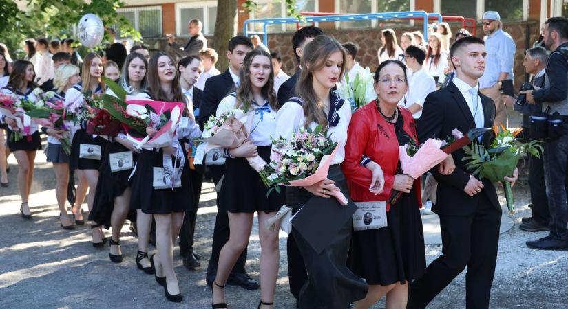 Bátran engedik el a kezüket, elballagtak a Széchenyi végzősei – képgalériával