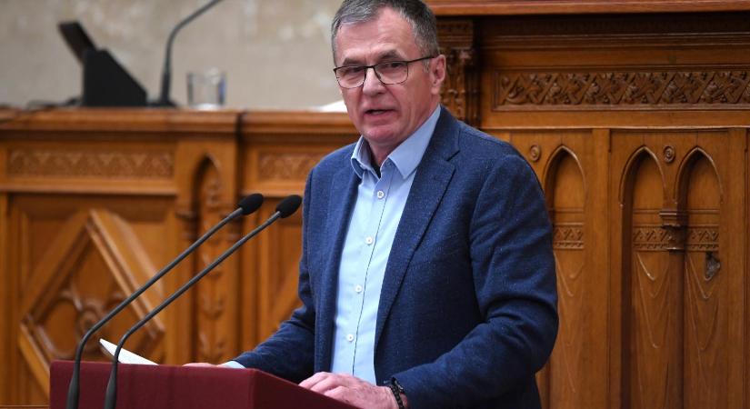 Szécsi Zoltán mégse vállalja, a Fidesszel együtt bukó drogügyi kormánybiztos, Horváth László ül be helyette a parlamentbe