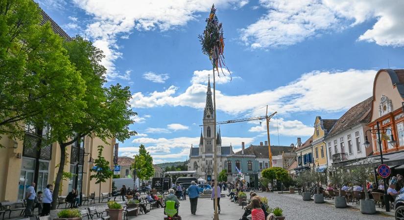 Tánccal és zenével telt meg Kőszeg Fő tere május elsején