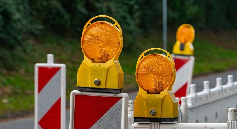 Halálos csapda az autópályán: ha ezt az új táblát látod, már nagy a baj!