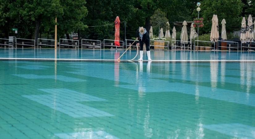 Idén később indul a strandszezon: ez áll a háttérben