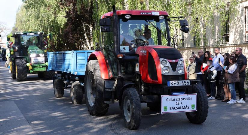 Több mint tízezer lóerő dübörgött végig a jánoshalmai utcákon: így ballagtak a diákok  fotók, videó
