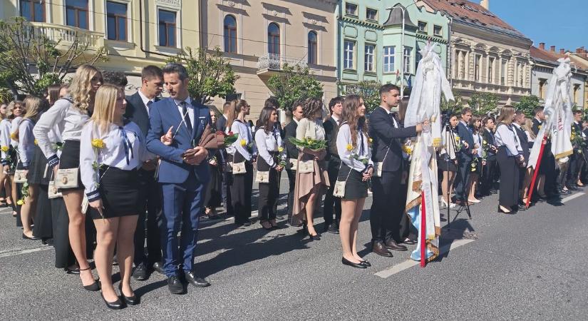 Rajtatok múlik az ország sorsa – Tapolcán is elballagtak a középiskolások (galéria)