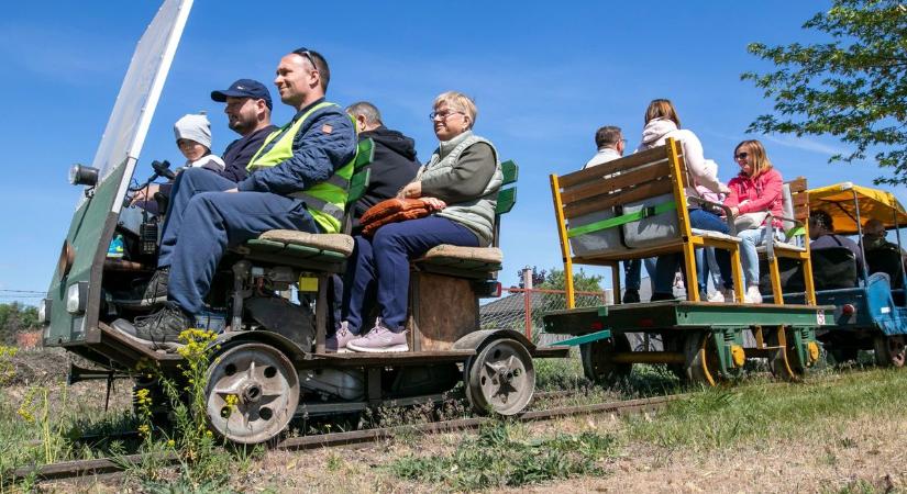 Újra élet a síneken: motoros hajtányok és lábbal hajtós sínbiciklik lepték el Helvéciát  fotók