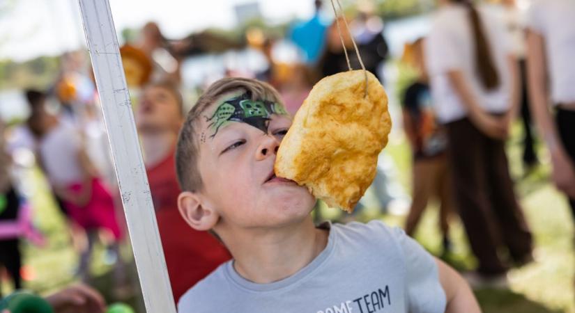 Lángos a levegőben és tűzoltó mentőakció a földön – így telt a környei majális fotók, videó