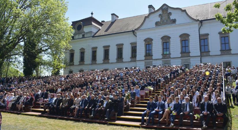 Dalolva vonultak végig a városon a végzősök Pápán (fotók, videó)