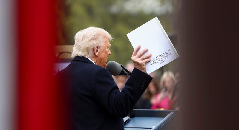 Trump 25 százalékos vámot vet ki az EU-ból érkező járművekre
