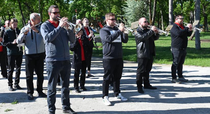 Retró életérzés a Tallinnon: fúvószenekar ébresztette a városrészt – galériával