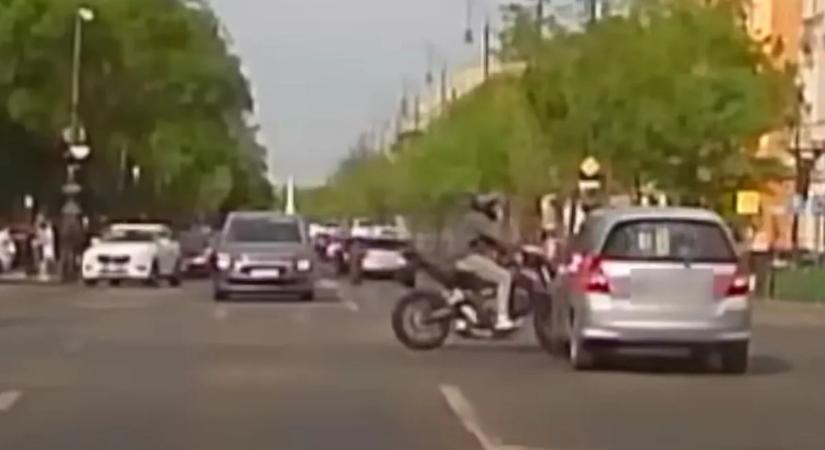 Hatalmas csattanás az Oktogonnál: áthajtott a piroson, majd motorost gázolt az autós
