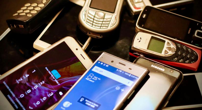 Tűzoltó figyelmeztet: ne tedd a régi mobiltelefonokat a fiókba