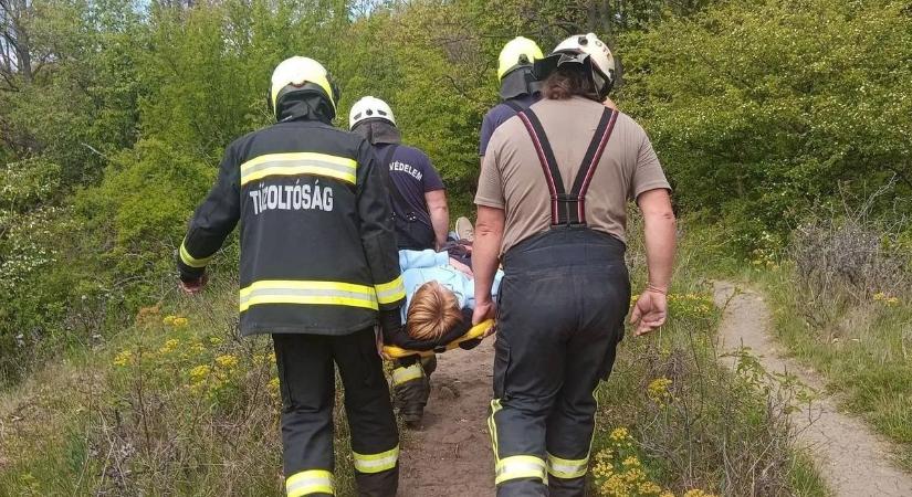 Brutális május elseje: a túrázó már nem tudta saját lábán elhagyni az erdőt