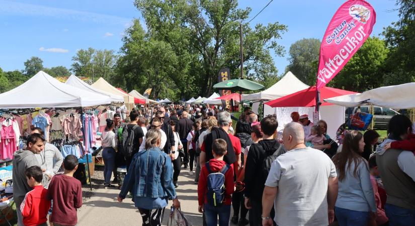 Tömegeket vonzott a Maros-partra a majális – az árakra is kíváncsiak voltunk (galériával, videóval)