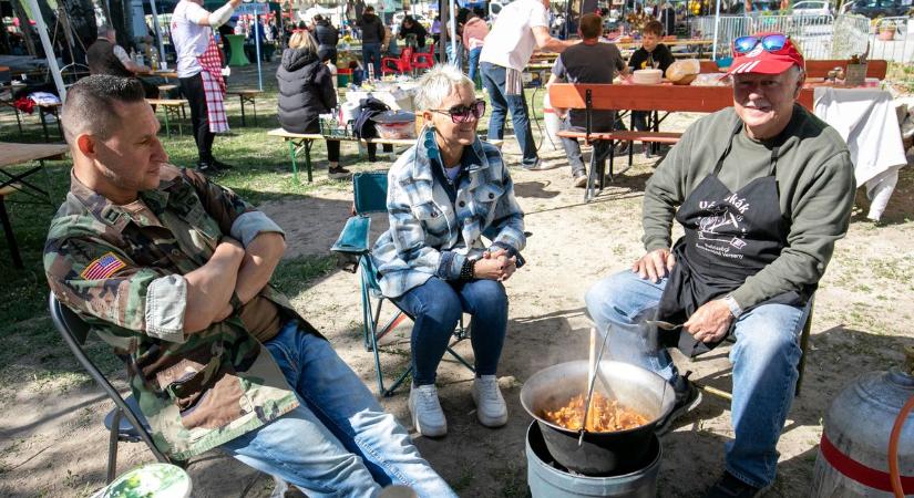 Rengeteg érdeklődőt vonzott a kakasfőző majális és a traktoros ballagás is