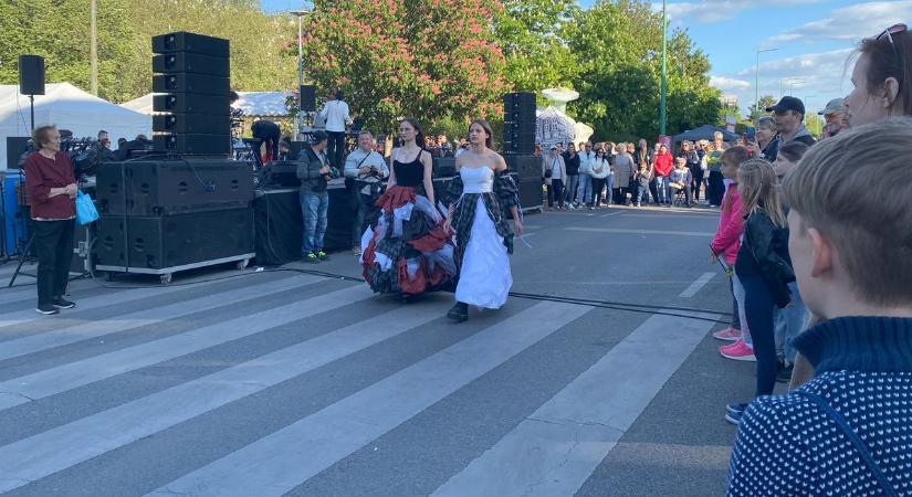 Divatbemutató és zenei élmények pezsdítették fel a Sugárúti fesztivál délutánját (galériával)