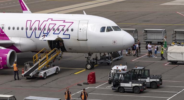 Pánik tört ki a Wizz Air egyik járatán, a gép csak harmadik próbálkozásra tudott landolni Budapesten