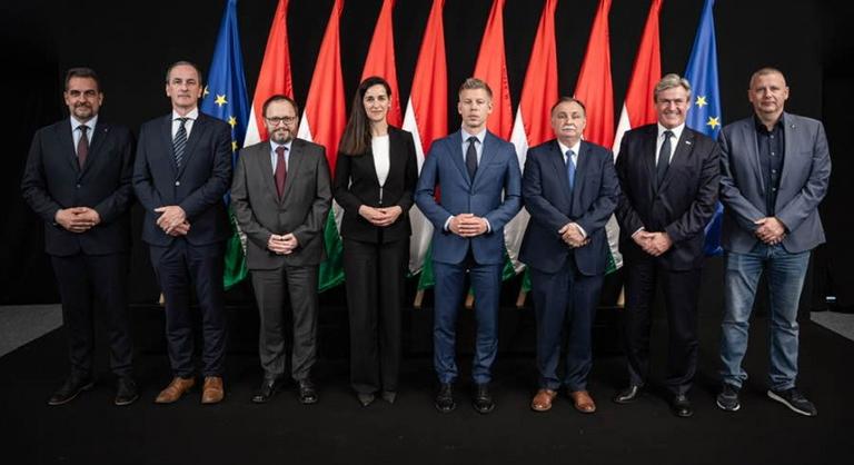 Magyar Péter a kormányszerkezetben szakít az elmúlt tizenhat évvel, viszont hasonlóságot mutat az első Orbán-kormánnyal