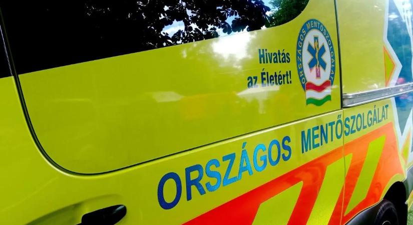 Szalagkorlátnak csapódott és felborult egy autó az M3-ason